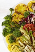 Gegrilltes Gemüse und Obst