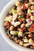 سلطات مع الفاصوليا