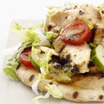 Salat auf Fladenbrot mit gebratener Hähnchenbrust