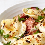 Gegrillte Teigtaschen und Wurst