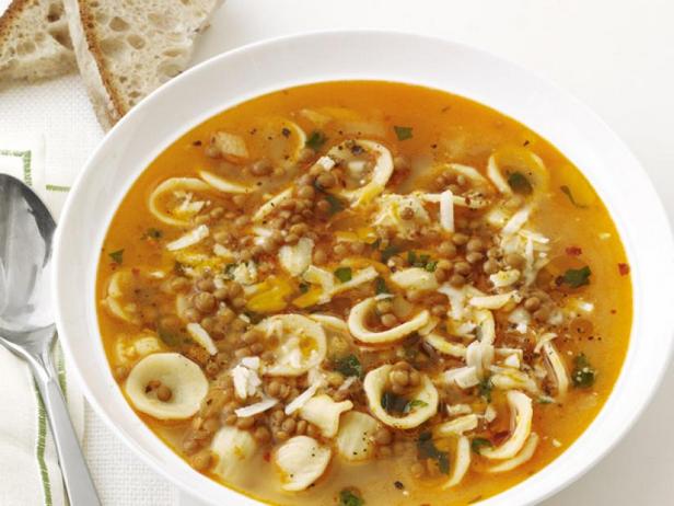 Wie man Linsen-Orecchiette-Suppe zubereitet
