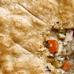 Kuchen mit Hähnchen, Pilzen und Cheddar-Käse