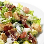 Salat mit Tomaten, Speck und Croutons