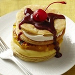 Millefoglie mit Ananas- und Kirschsauce