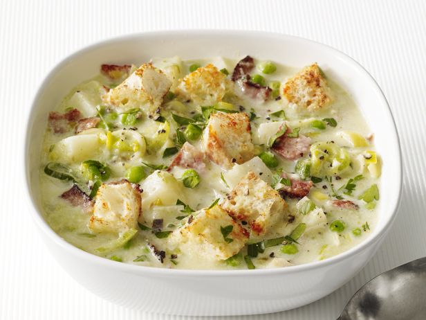 Rezept für cremige Zwiebelsuppe mit Kartoffeln und Speck