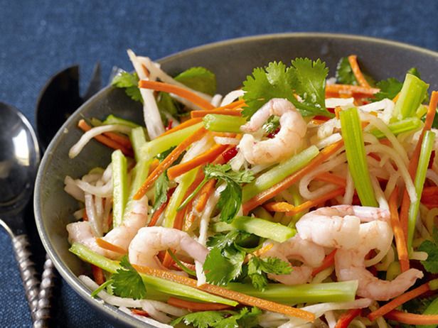 Wie man einen Gemüsesalat mit Garnelen zubereitet