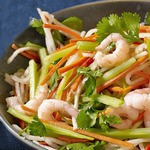 Gemüsesalat mit Garnelen