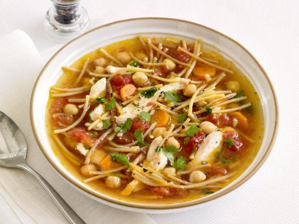 Wie man Hühnersuppe mit Kichererbsen und Spaghetti zubereitet