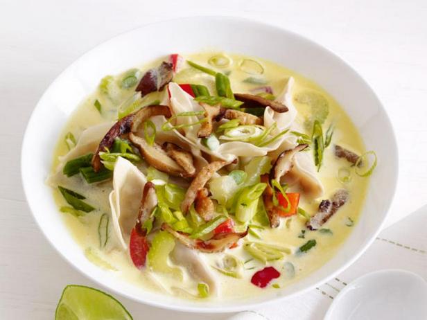 Wie man thailändische Teigtaschensuppe zubereitet