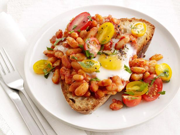 Zubereitung – Gebackene Spiegeleier mit Bohnen und Tomaten auf Toast