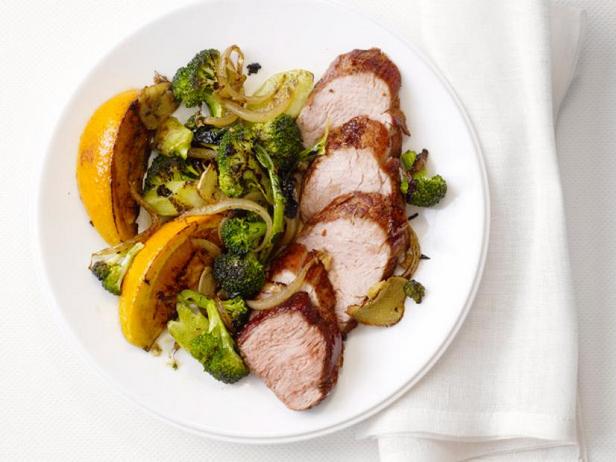 วิธีทำ - หมูอบเครื่องเทศห้าชนิดกับบรอกโคลีและส้ม
