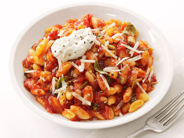 Wie man Cavatelli mit Tomaten-Ricotta-Sauce zubereitet