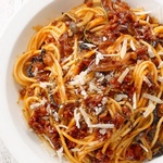 Spaghetti mit Pilzsoße und italienischen Würstchen