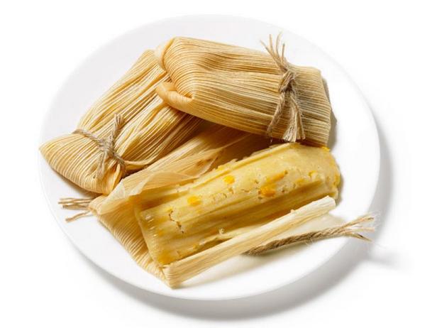 Wie man mit Mais gefüllte Tamales zubereitet