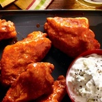 Frittierte Buffalo Wings mit Dip-Sauce