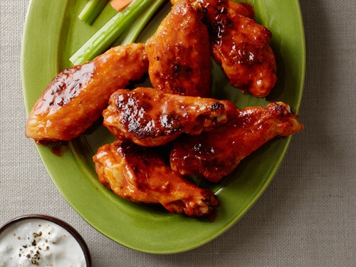 Rezept für gebackene Buffalo Wings mit Joghurt-Blauschimmelkäse-Dip