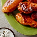 Gebackene Buffalo Wings mit Joghurt-Blauschimmelkäse-Dip-Sauce