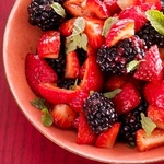 Fruchtsalat mit Erdbeeren und Brombeeren