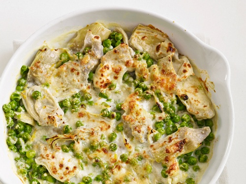 Wie man Erbsengratin mit Artischocken zubereitet
