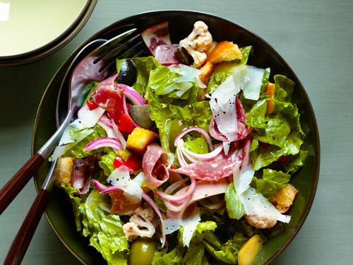 So bereiten Sie einen italienischen Sub-Salat zu