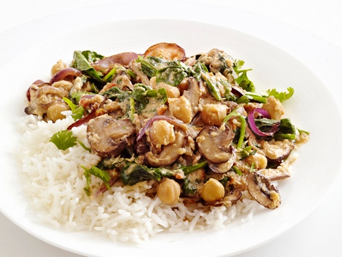 Zubereitung von Korma mit Pilzen und Spinat