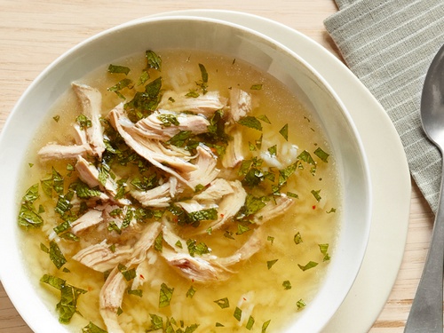 Come preparare la zuppa di pollo portoghese al limone e menta
