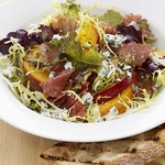 Warmer Salat mit Pflaumen und Pfirsichen