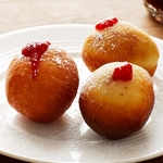 mit Marmelade gefüllte Donuts