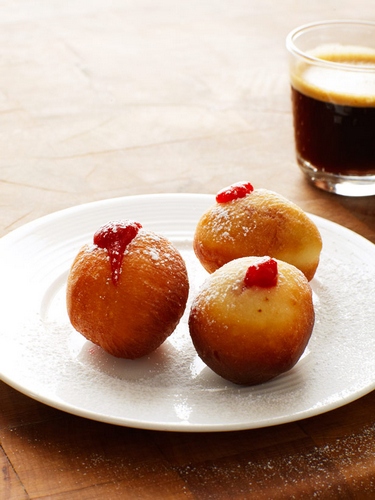 Wie man mit Marmelade gefüllte Donuts zubereitet