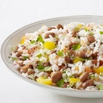 سلطة مع الفاصوليا والأرز