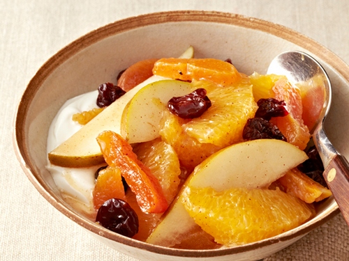 Come preparare un'insalata di frutta piccante con arance e pere