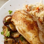 Gebackene Hähnchenbrust mit Champignons und Couscous