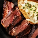 In Kakao gebratenes New York Steak mit Whiskeysauce