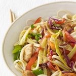 Lo Mein Nudeln mit Eieromelett und Schweinefleisch
