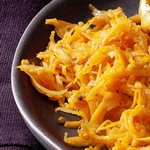 In Zitrusfrüchten geschmorte Karotten