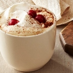 Kaffee mit Kirschcreme