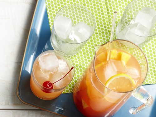 So bereiten Sie den Shark Attack Cocktail zu