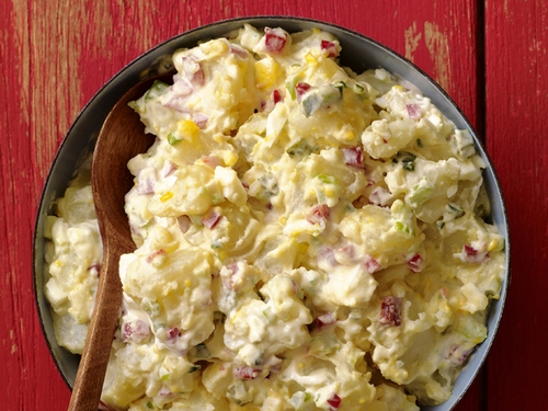 Come preparare la classica insalata di patate con sedano