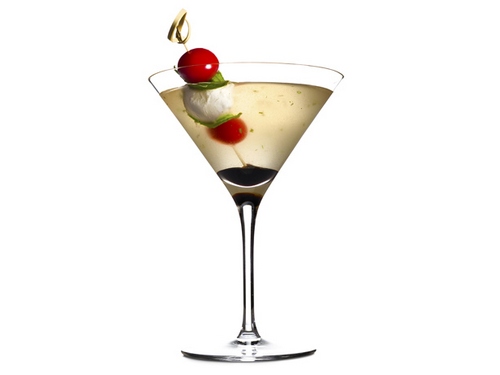 Wie man einen Martini Caprese Cocktail zubereitet
