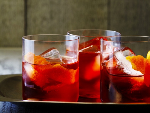 Wie man einen Negroni-Cocktail zubereitet