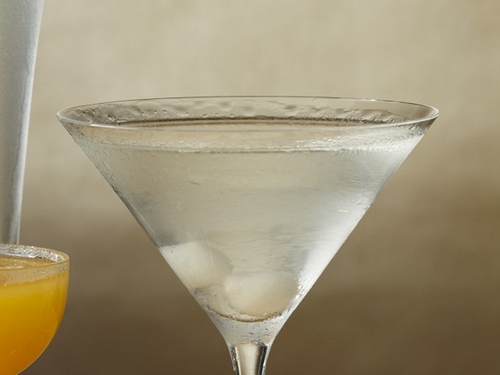 So bereiten Sie den Gibson Cocktail zu