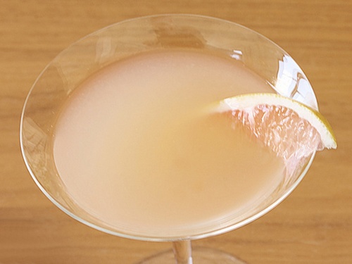 Wie man einen rosa Grapefruit-Cocktail zubereitet