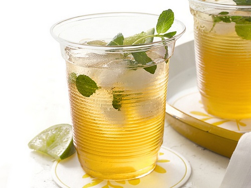 Wie man Mojito-Eistee zubereitet