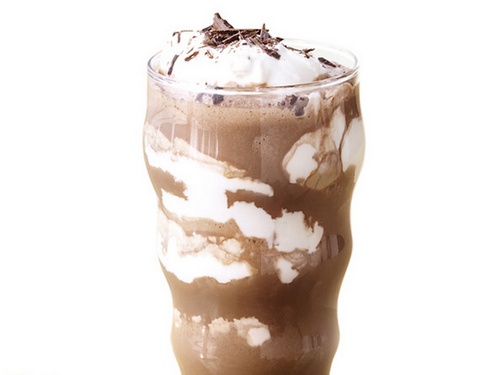 So bereiten Sie einen doppelten Schokoladen-Marshmallow-Milchshake zu