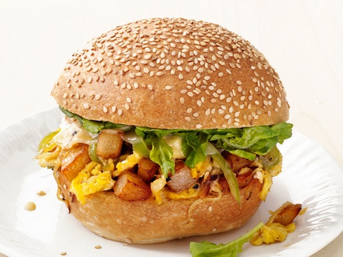 Wie man Eier-Kartoffel-Sandwiches zubereitet