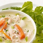 شوربة بيض مع دجاج وسلطة