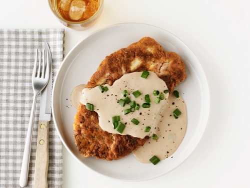 Wie man Rinderhüftsteak mit Béchamelsauce zubereitet