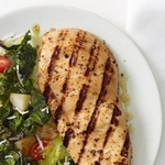 Gegrillte Hähnchenbrust mit warmem Salat