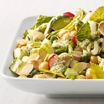 Salat mit Gurken, Radieschen, Erbsen und Kichererbsen