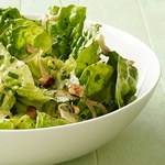Warmer Blattsalat mit Nüssen